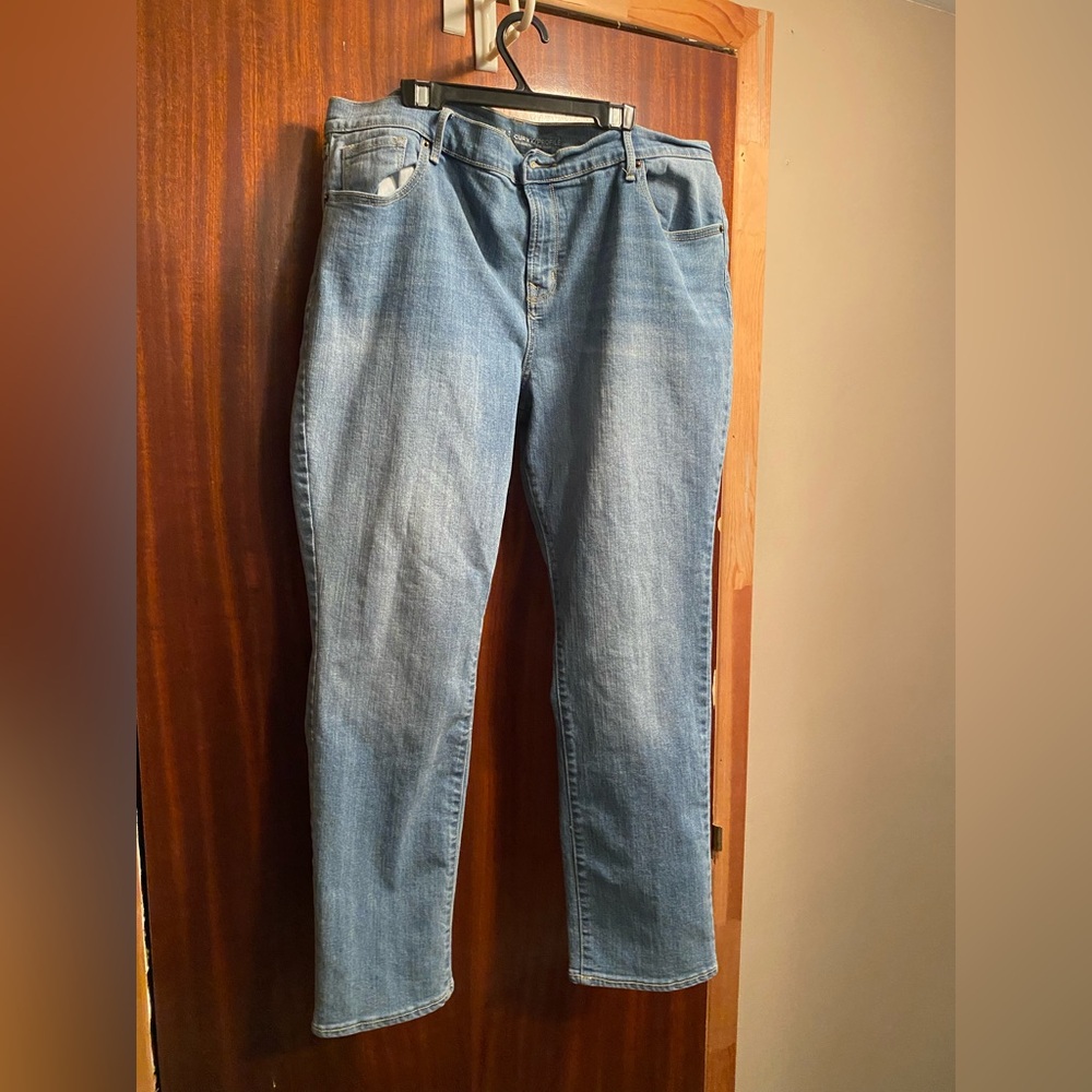 Old Navy Curvy Mid-
Rise Blue Jeans
